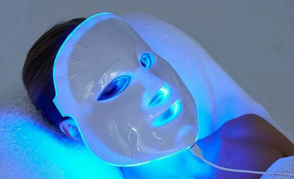 LED-fototerapibehandling til bekæmpelse af aldersrelaterede ændringer i ansigtshuden
