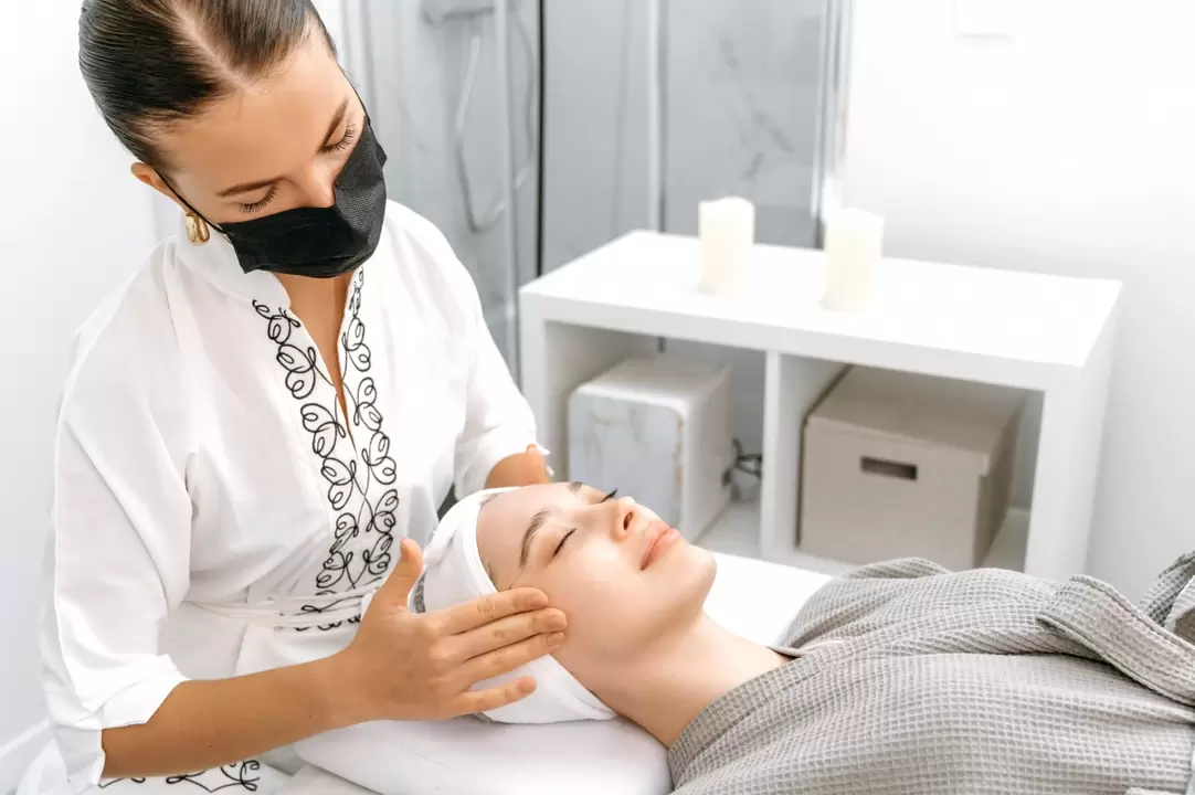 Professionel massage fremmer ansigtets hudforyngelse uden injektioner