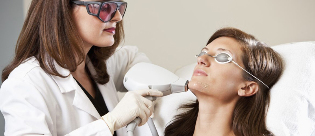 Kosmetolog holder laser foryngelse procedure