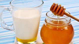 Kefir med honning til en foryngende behandling af håndhuden